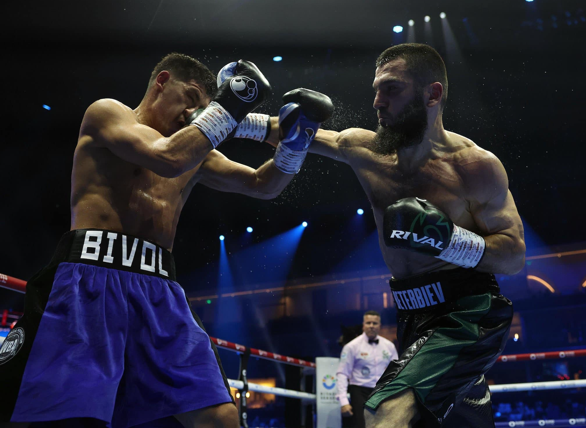 Artur Beterbiev remporte un duel historique contre Dmitrii Bivol