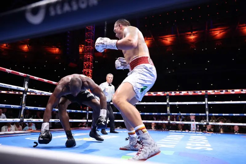 Oleksandr Usyk passe de nouveau le K.-O. à Dubois